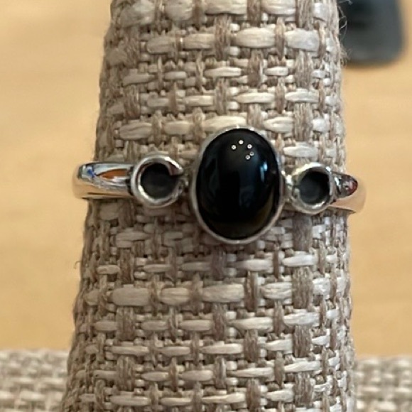 Size 9 Pretty Black Onyx and stamped Silver Ring - Picture 4 of 6